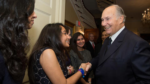 Image of His Highness the Aga Khan with students