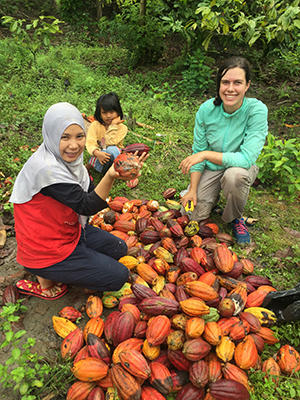 Image of Molly Leavens helping a farmer with the cacao harvest in South Sulawesi
