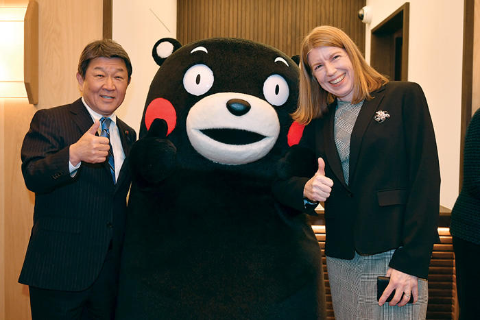 Photo of Foreign Minister Toshimitsu Motegi and US-Japan Program Director Christina Davis posing with the mascot character for Kumamoto prefecture, Kumamon