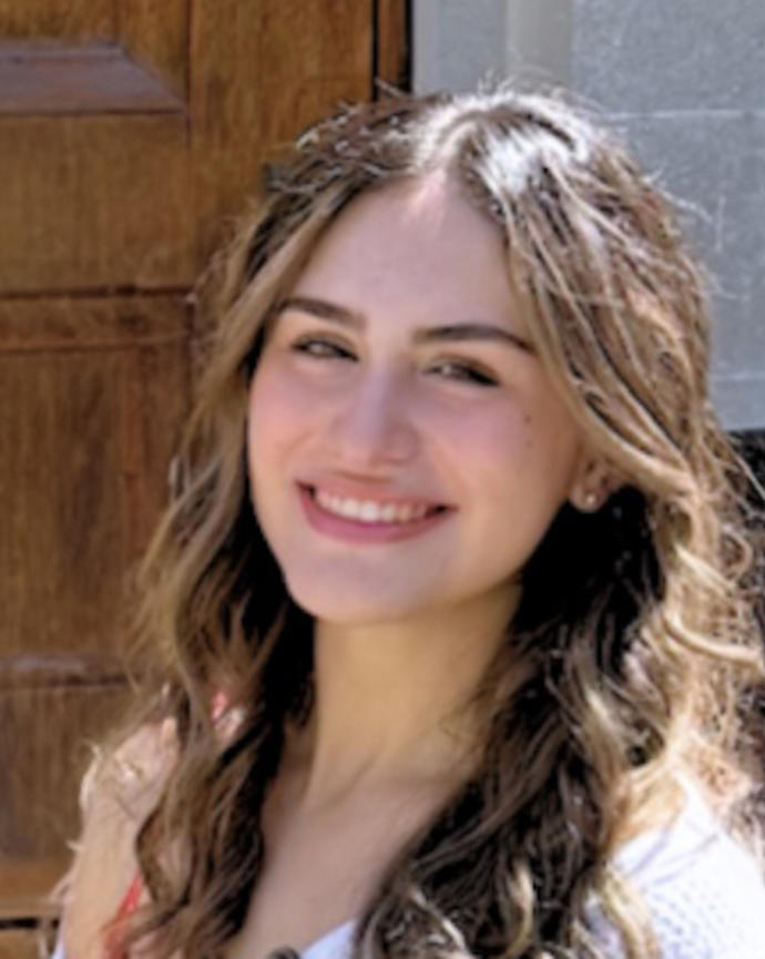 Headshot of Camila Cruz.