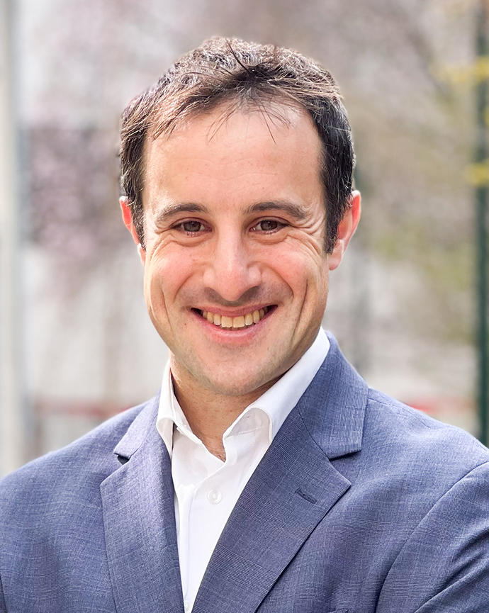 Headshot of Matthew Simonson.