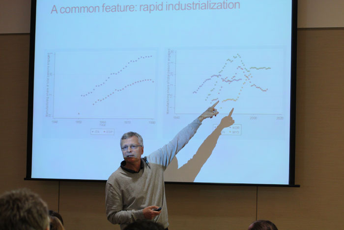 Image of Dani Rodrik giving presentation
